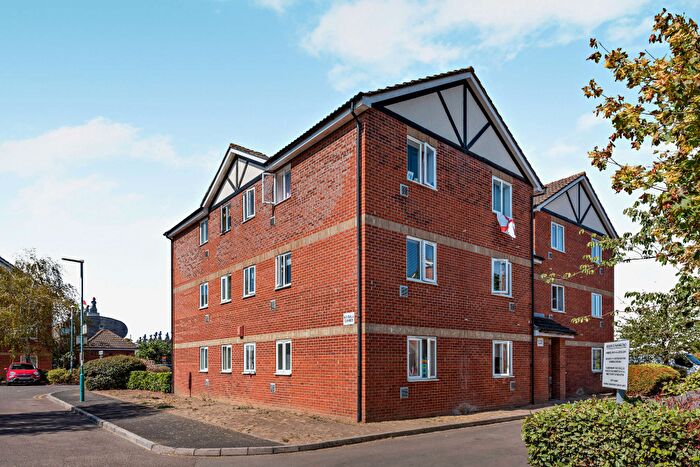 2 Bedroom Flat For Sale In Foxglove Way, Hackbridge, Sutton, SM6