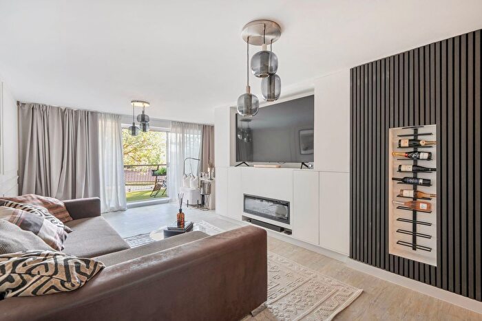 3 Bedroom Flat For Sale In Southview Road, Warlingham, CR6