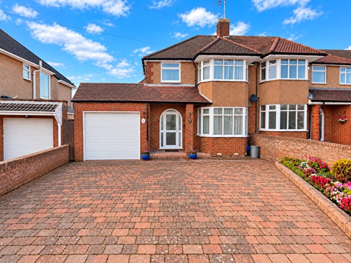 3 Bedroom Semi-Detached House For Sale In Kingsdown Avenue, Luton, Bedfordshire, LU2