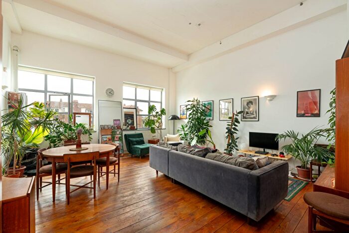 2 Bedroom Flat To Rent In Somerford Grove, London, N16