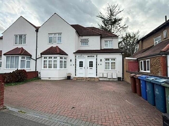 3 Bedroom Maisonette To Rent In Pinner View, Harrow, Greater London, HA1