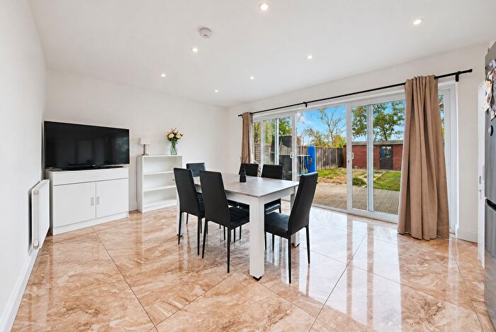 6 Bedroom Semi-Detached House To Rent In Uneeda Drive, Greenford, UB6