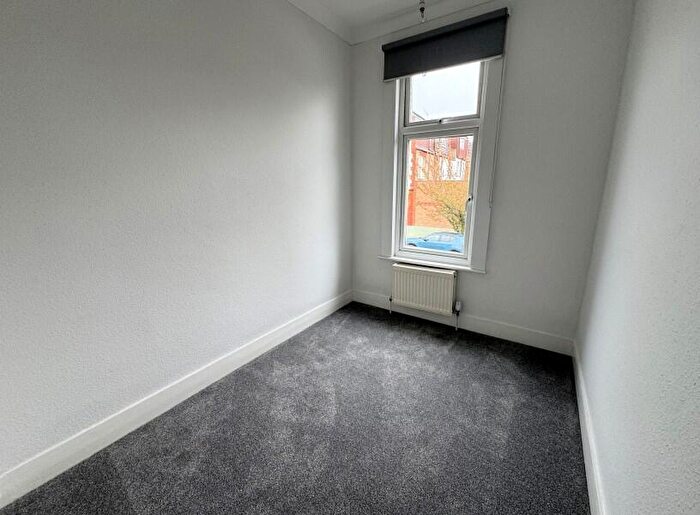 3 Bedroom Terraced House To Rent In Park Avenue, Finchley, N3