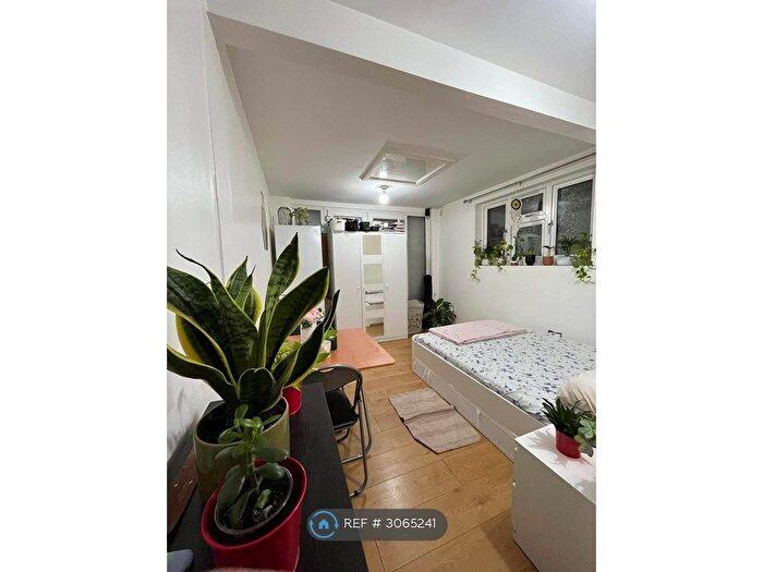 Studio To Rent In Lord Gardens, Ilford, IG5