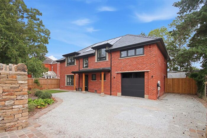 5 Bedroom Detached House For Sale In Rye Flatt Lane, Chesterfield, S40