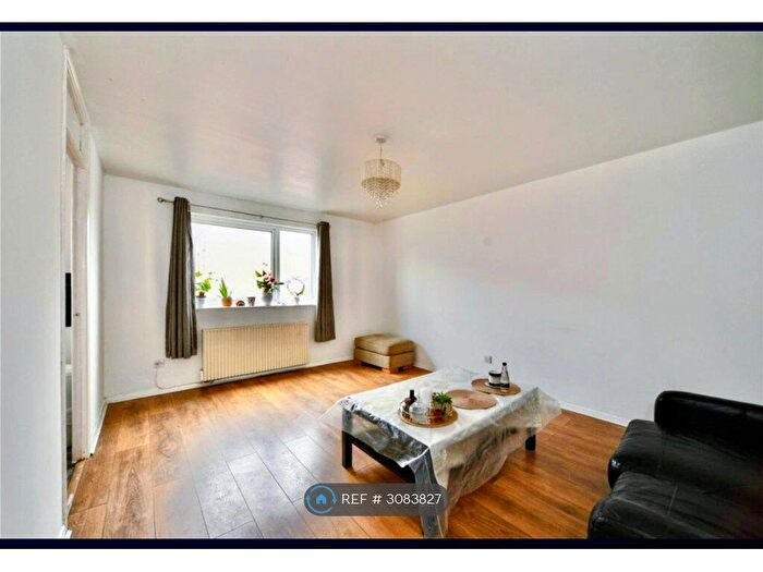 2 Bedroom Flat To Rent In Gurney Close, Barking, IG11