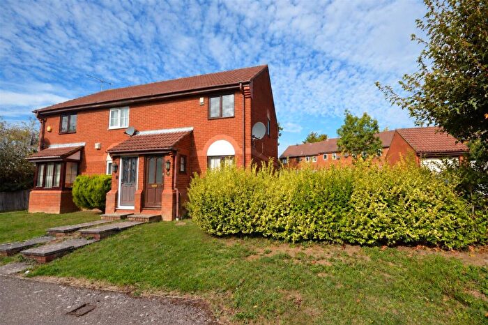 2 Bedroom End Of Terrace House For Sale In Yately Close, Luton, Bedfordshire, LU2
