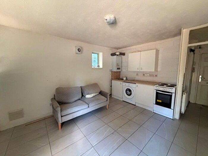 Studio To Rent In Ruthin Close, Luton, LU1