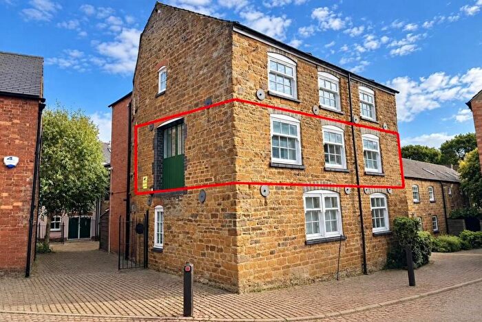 2 Bedroom Flat To Rent In Sarjeant Court, Rothwell, NN14