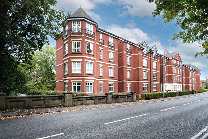 2 Bedroom Flat For Sale In St. Peters Close, Bromsgrove, B61