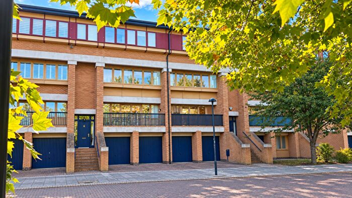 3 Bedroom Terraced House For Sale In North Fourteenth Street, Milton Keynes, MK9