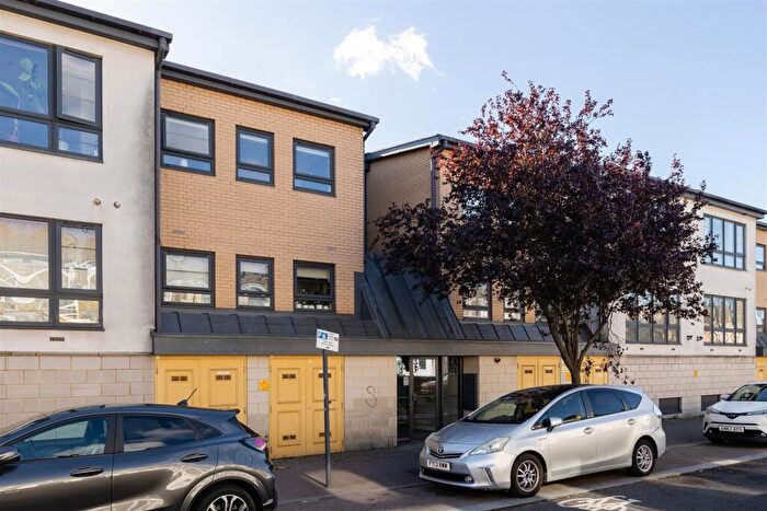 2 Bedroom Flat For Sale In Maud Road, Leyton, E10