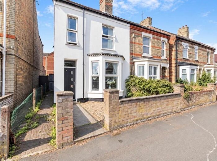 3 Bedroom Semi-Detached House For Sale In Huntly Grove, Peterborough, PE1