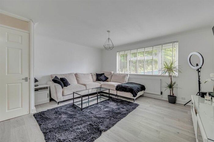 2 Bedroom Flat For Sale In Merrymeet, Banstead, SM7