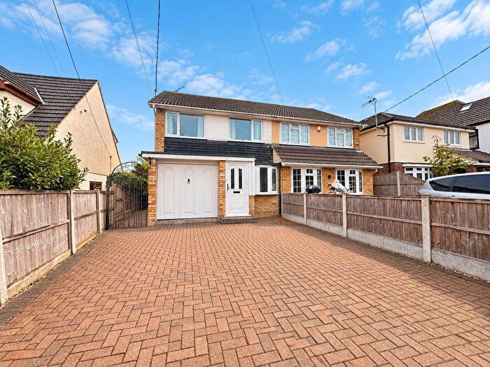 3 Bedroom Semi-Detached House For Sale In Plumberow Avenue, Hockley, SS5