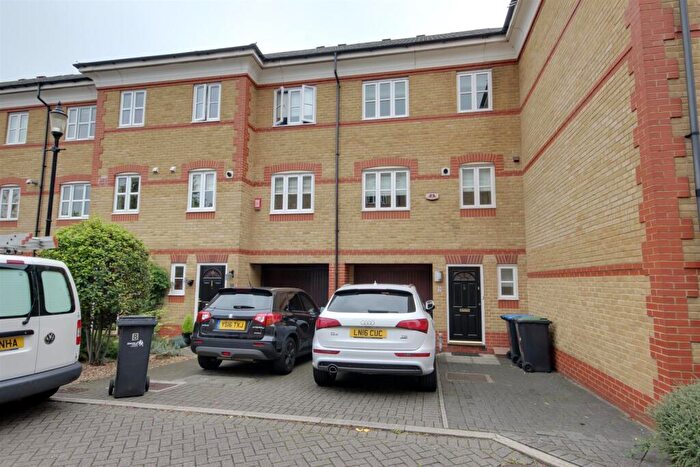4 Bedroom House To Rent In Highlands Avenue, London, N21
