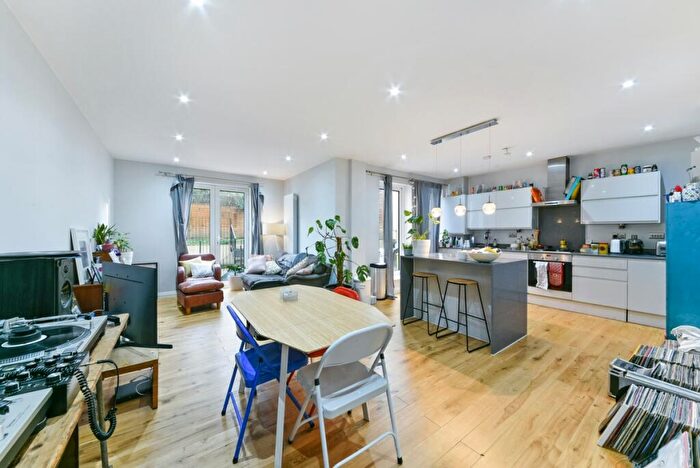 2 Bedroom Flat To Rent In East Dulwich Grove London, SE22