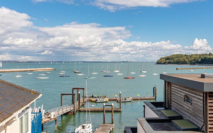 2 Bedroom Flat For Sale In Cowes, Isle Of Wight, PO31