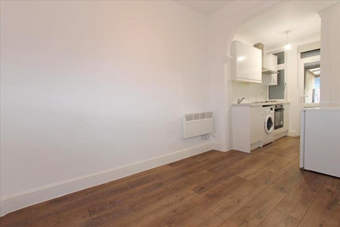 Flat To Rent In Victoria Road, London, N18