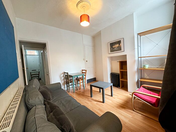 3 Bedroom House To Rent In Tiverton Road - Bed, Selly Oak, West Midlands, B29