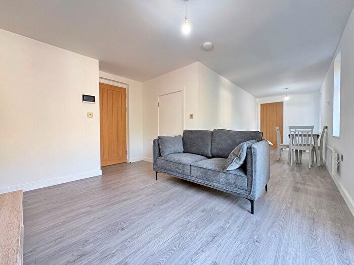 2 Bedroom Flat To Rent In Grove Lane, Leeds, West Yorkshire, LS6
