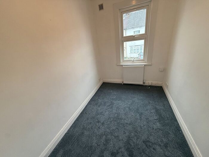 6 Bedroom Semi-detached House To Rent In Pears Road, Hounslow, Middlesex, TW3