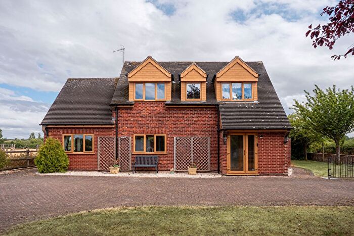 3 Bedroom Semi-Detached House For Sale In Elmbridge Lane, Elmbridge, Droitwich Worcestershire, WR9