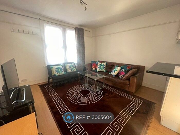 6 Bedroom Detached House To Rent In Rupert Road, Guildford, GU2