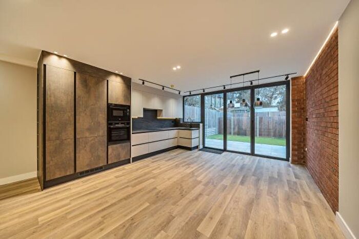 3 Bedroom Apartment For Sale In Totteridge Lane, London, N20