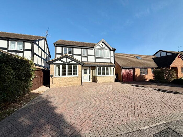 4 Bedroom Detached House For Sale In Burford Close, Luton, LU3