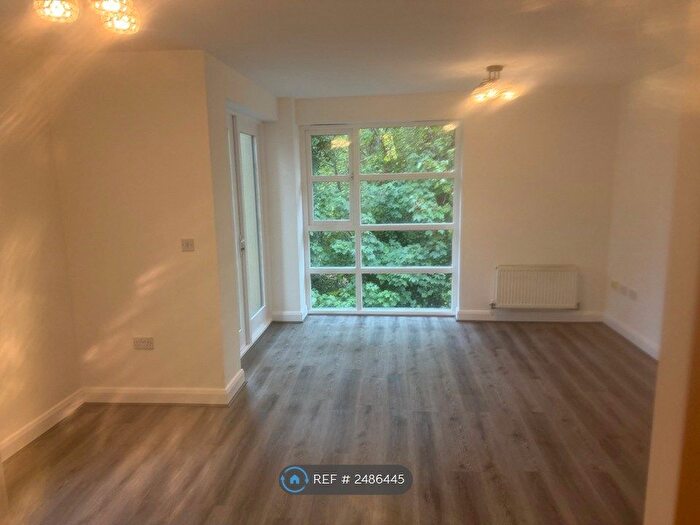 2 Bedroom Flat To Rent In Glade Park Court, Liverpool, L8