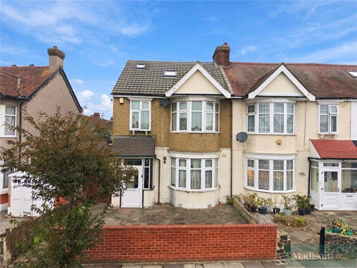 6 Bedroom Semi-Detached House For Sale In Ashurst Drive, Ilford, Redbridge, IG6