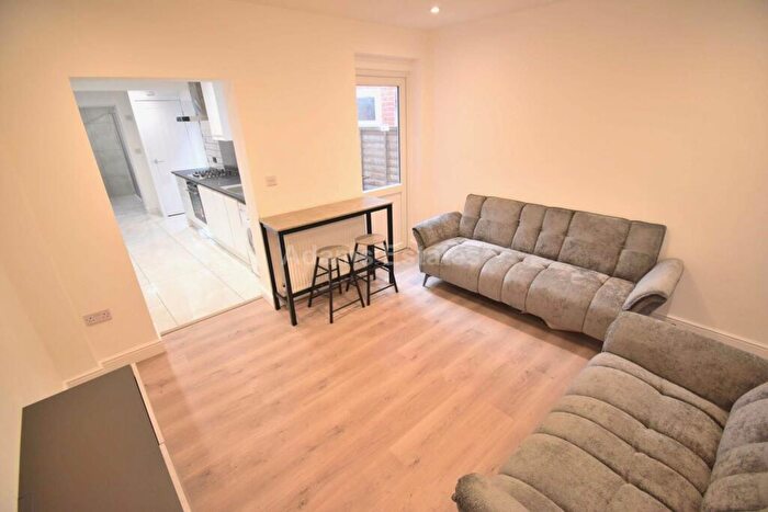 4 Bedroom Terraced House To Rent In Wykeham Road, Reading, RG6