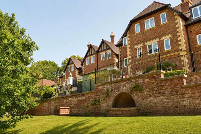 2 Bedroom Apartment To Rent In Caenshill House, Chaucer Avenue, Weybridge, KT13