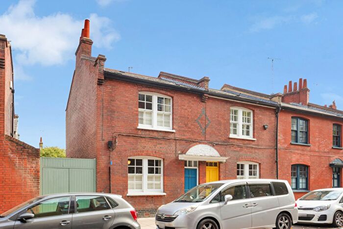 3 Bedroom Detached House To Rent In Globe Road, London, E2