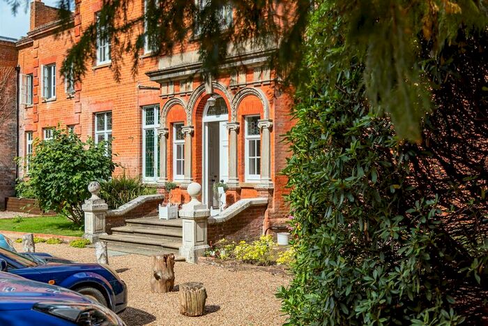 4 Bedroom Property For Sale In Lavershot Hall, Windlesham, GU20