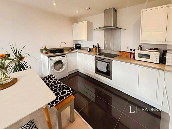 2 Bedroom Flat To Rent In Cantelupe Road, East Grinstead, West Sussex, RH19