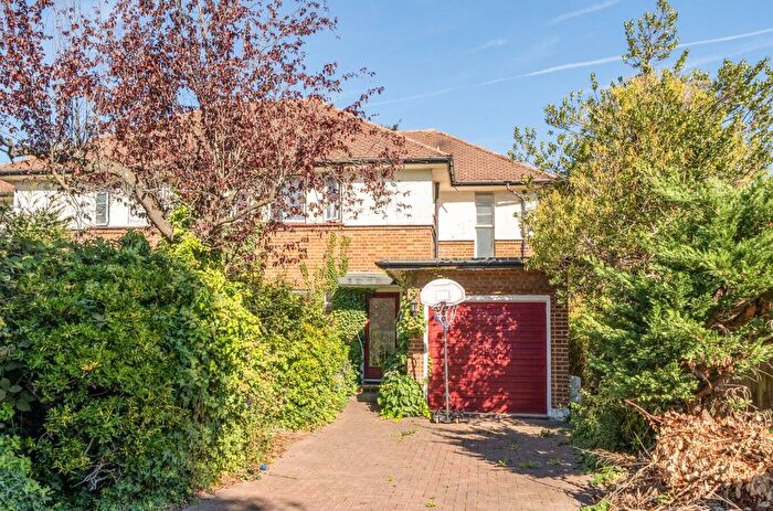3 Bedroom Semi-Detached House For Sale In Steynings Way, Woodside Park, N12