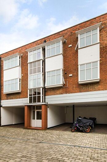 2 Bedroom Flat For Sale In Lechmere Road, Willesden Green, London, NW2