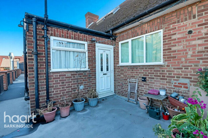 2 Bedroom Duplex For Sale In New North Road, Hainault, IG6