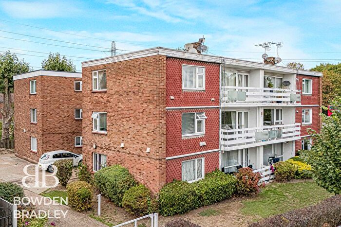 2 Bedroom Flat For Sale In Royston Gardens, Ilford, IG1