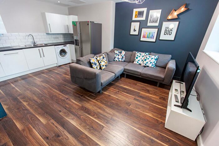 6 Bedroom Flat To Rent In Kempston Street, L3
