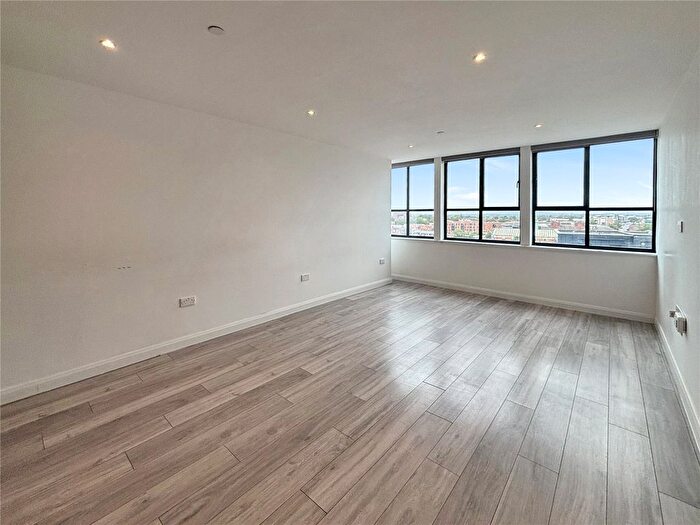 2 Bedroom Flat To Rent In Bath Road, Slough, Berkshire, SL1