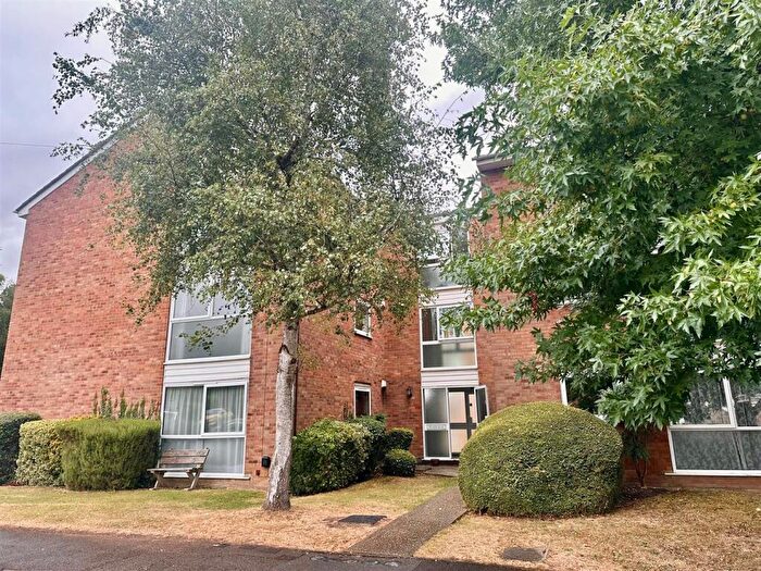 2 Bedroom Flat For Sale In Fairview Gardens, Farnham, GU9