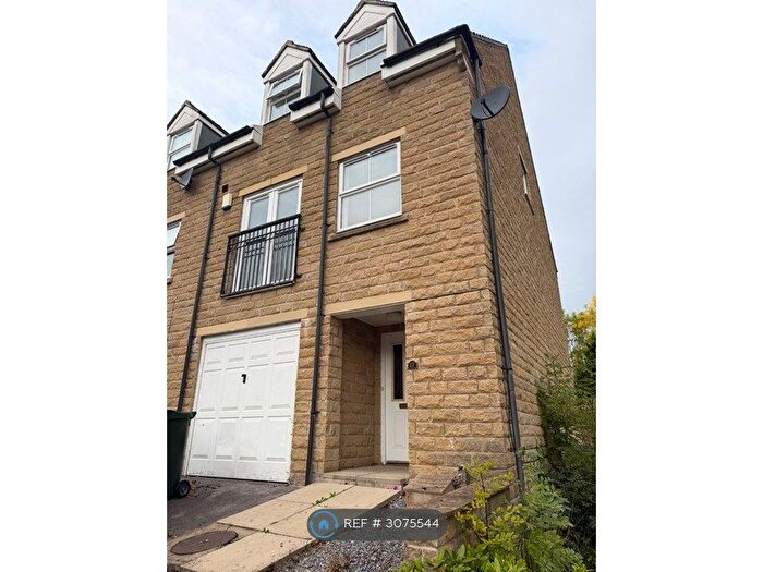 3 Bedroom Semi-Detached House To Rent In Oberon Way, Bingley, BD16