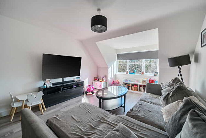 2 Bedroom Flat For Sale In Watermint Place, Bracknell, Berkshire, RG12
