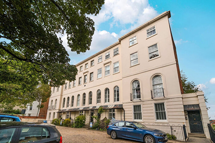 2 Bedroom Maisonette For Sale In Castle Hill, Reading, Berkshire, RG1