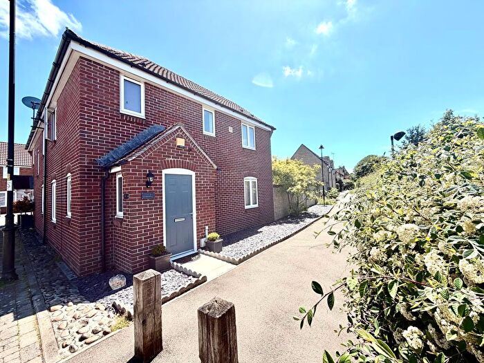 3 Bedroom Semi-Detached House For Sale In Isis Close, Calne, SN11