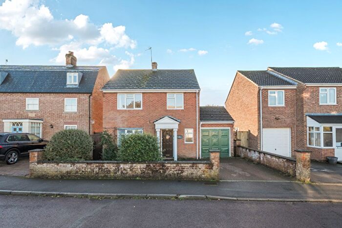 3 Bedroom Detached House For Sale In Stonebridge Close, Marlborough, SN8