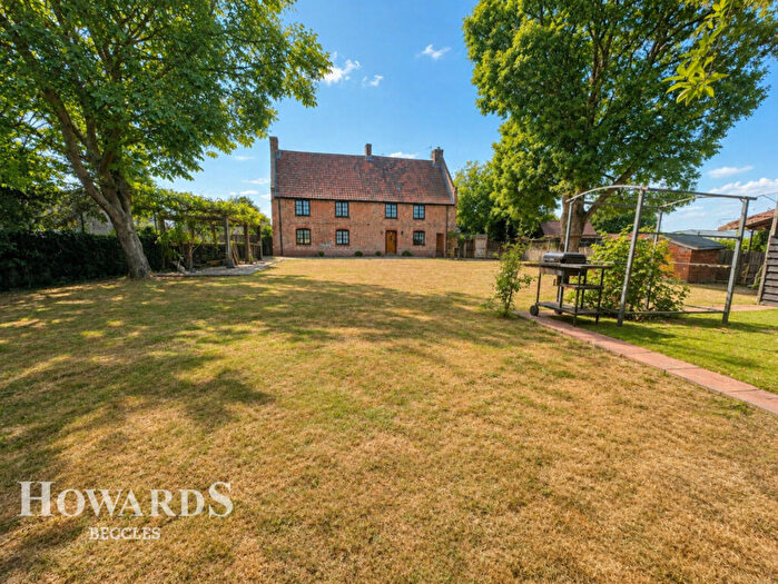 3 Bedroom Country House For Sale In Low Road, Thurlton, NR14